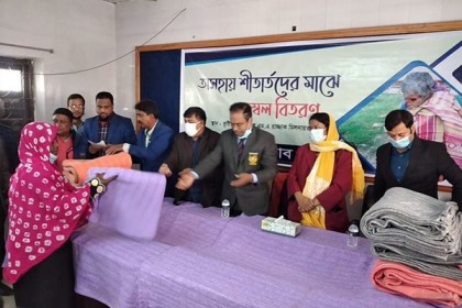 কুষ্টিয়ায় শীতার্তদের মাঝে কম্বল বিতরণ