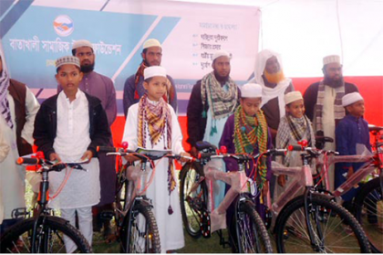 জামাতে নামাজ পড়ার প্রতিযোগিতা; পুরস্কার পেল দেড় শতাধিক শিশু