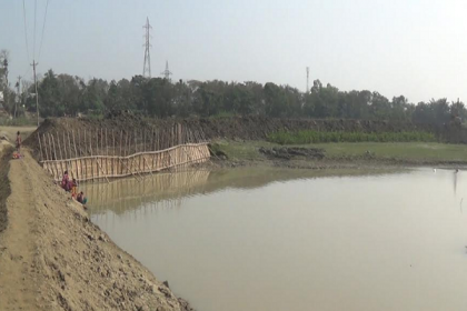 নেত্রকোনার ফসল রক্ষা বাঁধের কাজ নিয়ে দুশ্চিন্তায় কৃষকরা