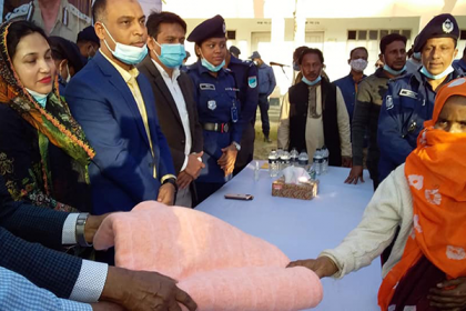 মুন্সীগঞ্জের লৌহজংয়ে বেদে সম্প্রদায়ের মাঝে কম্বল বিতরণ