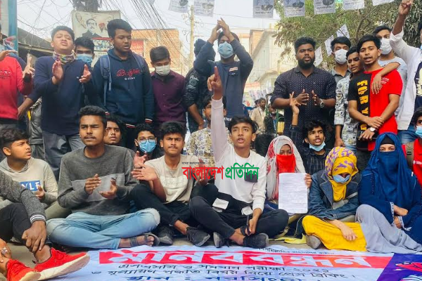 এসএসসি পরীক্ষায় অটো পাশের দাবিতে সড়ক অবরোধ ও বিক্ষোভ 