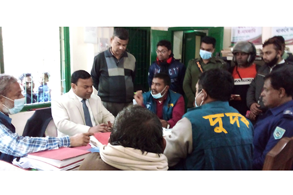 ঠাকুরগাঁওয়ে ঘুষ নেয়ার সময় ধরা খেলেন ভূমি কর্মকর্তা