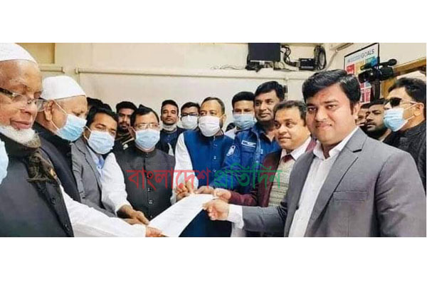 ওসিকে নিয়ে আওয়ামী লীগ প্রার্থীর মনোনয়নপত্র জমা দেয়ার ছবি ভাইরাল
