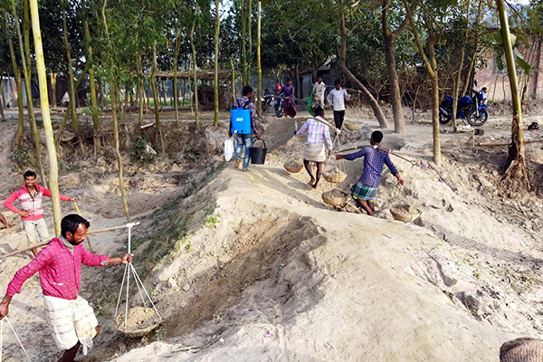 রাস্তার জন্য টাকা বরাদ্দ হলেও সংস্কার করছে স্থানীয়রা