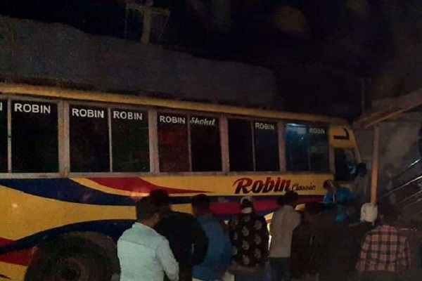 ধামরাইয়ে স্ট্যান্ডে দাঁড়িয়ে থাকা যাত্রীদের উপর উঠে গেল বাস