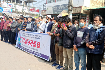 সুনামগঞ্জে সাংবাদিককে গাছে বেঁধে নির্যাতনের প্রতিবাদে মানববন্ধন