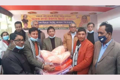 রাজবাড়ীতে শীতার্তদের মাঝে কম্বল বিতরণ