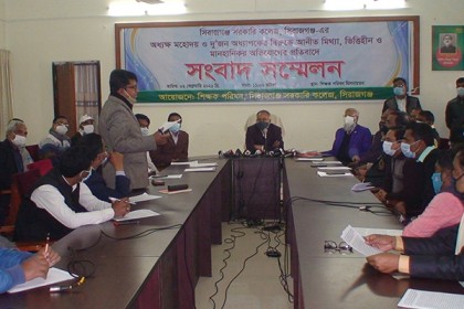 সিরাজগঞ্জ সরকারি কলেজের সাবেক ও বর্তমান অধ্যক্ষের পাল্টাপাল্টি সংবাদ সম্মেলন