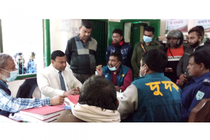 ঠাকুরগাঁওয়ে ঘুষ নেয়ার সময় ধরা খেলেন ভূমি কর্মকর্তা