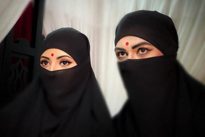 পরীমণির পাশে তিনি কে?