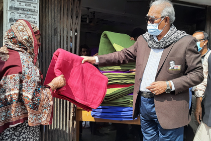 মোংলায় শীতার্তের মাঝে কম্বল বিতরণ