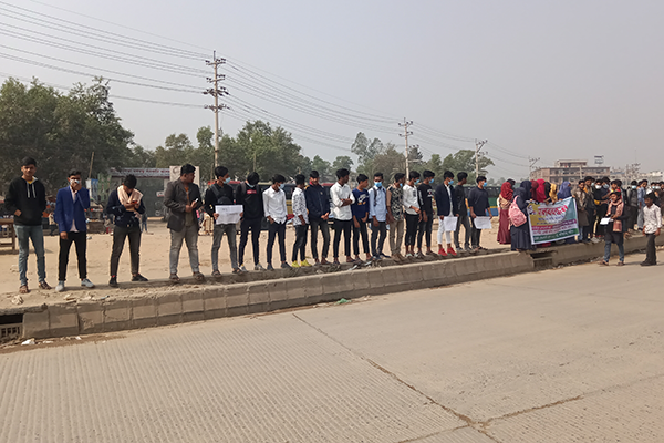 কালিয়াকৈরে অটো পাসের দাবিতে মানববন্ধন 