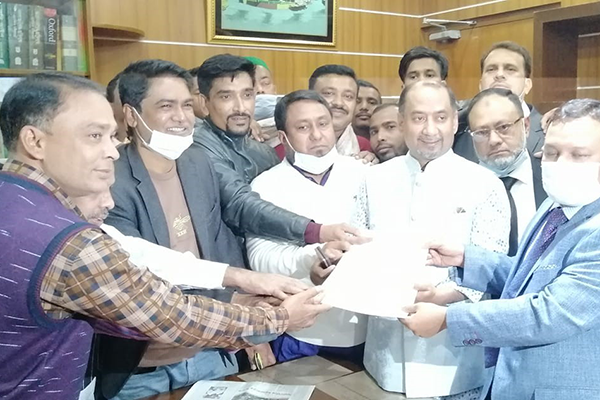 দেবিদ্বারে চেয়ারম্যান পদে ছয় জনের মনোনয়নপত্র দাখিল

