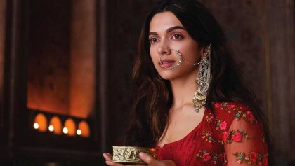 ‘ফেব্রুয়ারি’ লিখে সুখবরের ইঙ্গিত দিলেন দীপিকা
