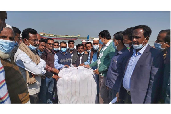 ইটনায় শীতার্তদের মাঝে কম্বল বিতরণ