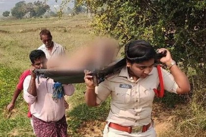 মরদেহ কাঁধে ২ কিলোমিটার হাঁটলেন নারী পুলিশ

