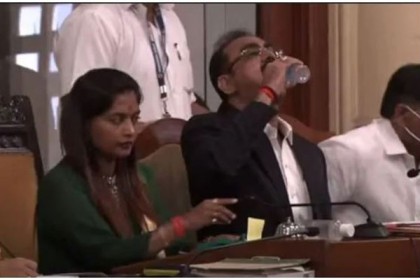 পানি ভেবে স্যানিটাইজার পান করলেন সরকারি কর্মকর্তা! 

