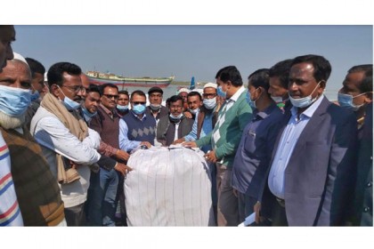 ইটনায় শীতার্তদের মাঝে কম্বল বিতরণ