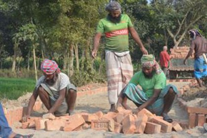 মেহেরপুরে নিম্নমানের ইট দিয়ে রাস্তা তৈরি করায় গ্রামবাসীর প্রতিবাদ