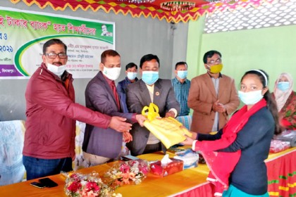দিনাজপুরে ২ টাকার ব্যাংকের অর্থে শীতবস্ত্র ও শিক্ষা উপকরণ বিতরণ