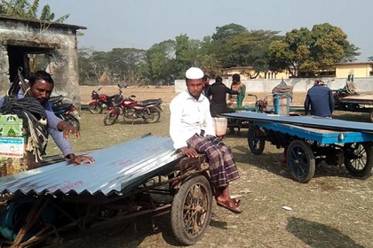 কলাপাড়ায় ‘আম্ফানে’ ক্ষতিগ্রস্তরা পেল গৃহ নির্মাণ সামগ্রী 