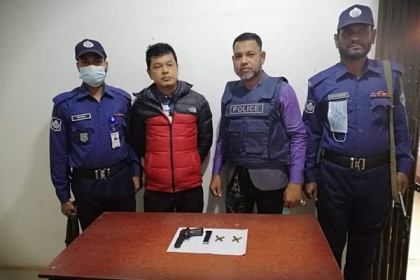 চট্টগ্রাম বন্দরের কন্টেইনার প্রতারক চক্রের হোতা বিদেশি অস্ত্রসহ গ্রেফতার
