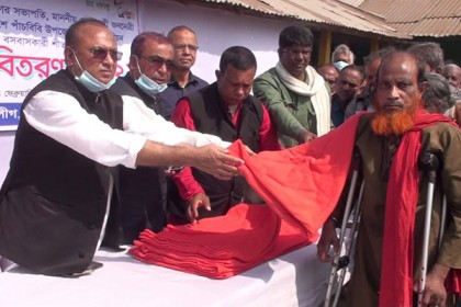 জয়পুরহাটে শীতার্তদের মাঝে শীতবস্ত্র বিতরণ

