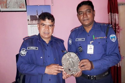 কুমিল্লায় পুকুর থেকে প্রাচীন মূর্তি উদ্ধার