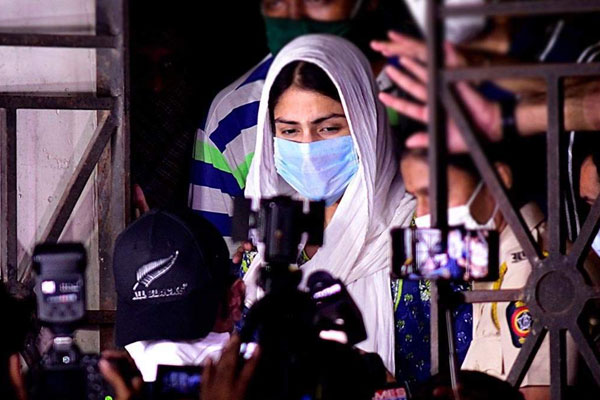 ‘ঠিক হওয়ার চেষ্টা করছি’, এই প্রথম মুখ খুললেন রিয়া