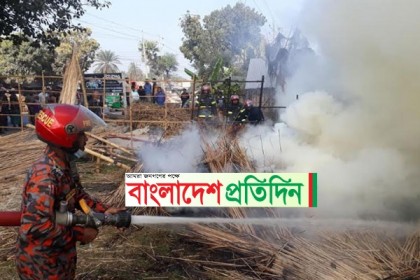 খুলনায় পাটের খড়ির গোডাউনে অগ্নিকাণ্ড