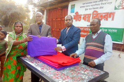 গাইবান্ধার মালিবাড়িতে অসহায় ও শীতার্তদের মাঝে কম্বল বিতরণ
