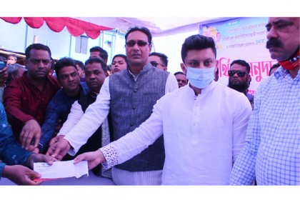 নোয়াখালীতে অগ্নিকাণ্ডে ক্ষতিগ্রস্ত ব্যবসায়ীদের আর্থিক সহায়তা প্রদান 