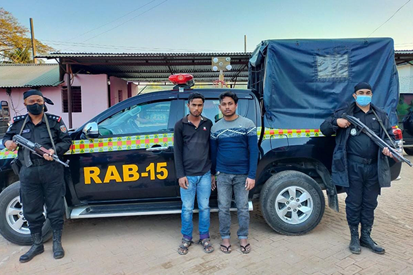 টেকনাফে ইয়াবা ও নগদ টাকাসহ দুই মাদক ব্যবসায়ী আটক