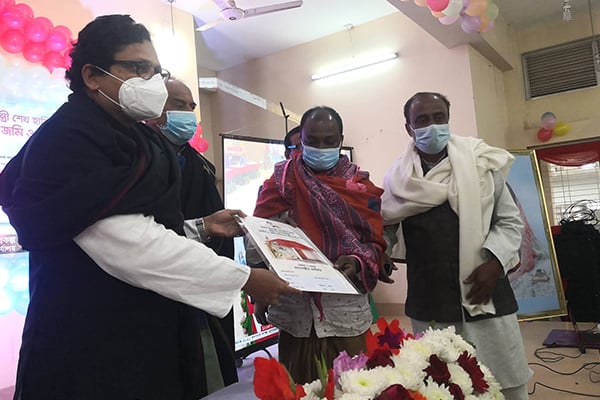 সিংড়ায় ৬০ গৃহহীন পরিবারকে ঘর প্রদান 