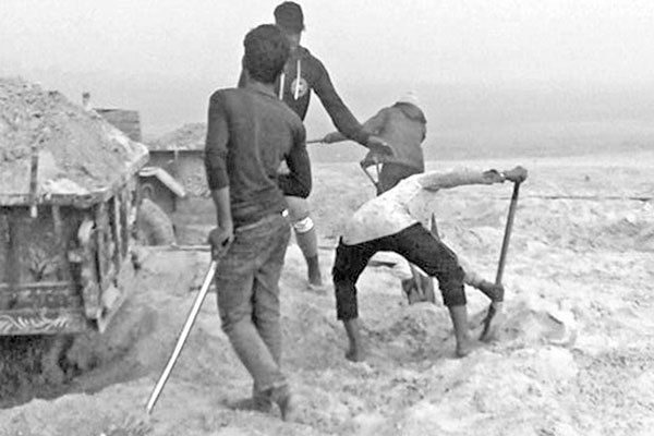 অবৈধ বালু উত্তোলনে হুমকির মুখে শত কোটি টাকার বাঁধ