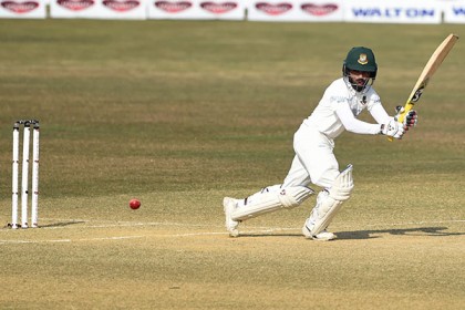 টাইগারদের লিড ৩০০ ছাড়ালো