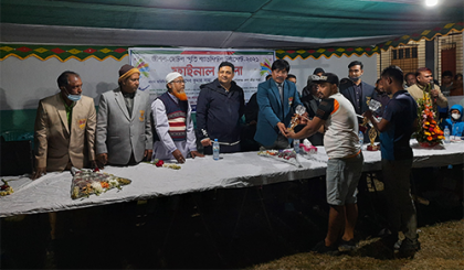 মানিকগঞ্জে জীবন-ছোটন স্মৃতি ব্যাডমিন্টন টুর্নামেন্টের ফাইনাল খেলা অনুষ্ঠিত