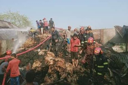 বোয়ালমারীতে পাটের গুদাম পুড়ে ছাই