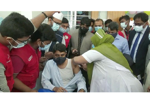 
বাগেরহাটে প্রথম করোনা টিকা নিলেন
প্রশাসনের শীর্ষ কর্মকর্তারা 