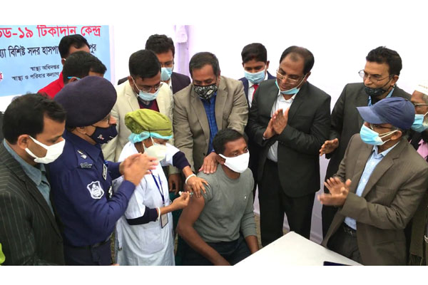 শরীয়তপুরে করোনার টিকাদান কার্যক্রমের উদ্বোধন