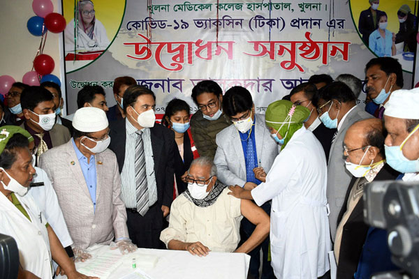 খুলনায় সর্বপ্রথম করোনার
টিকা নিলেন কেসিসি মেয়র