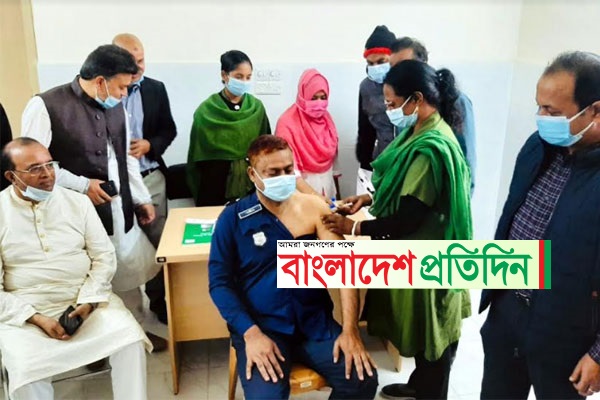 বিশ্বনাথে প্রথম করোনার টিকা নিলেন ওসি শামীম মুসা