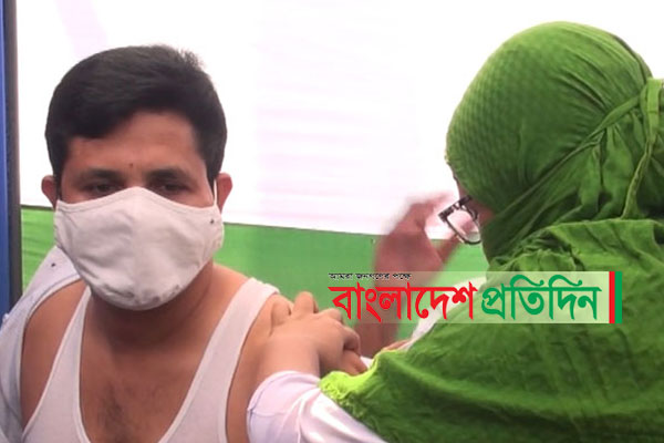 ফেনীতে করোনার টিকাদান শুরু 