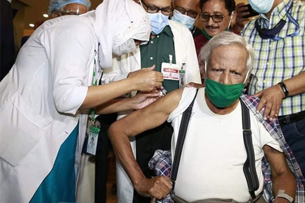করোনার টিকা নিলেন ডা. জাফরুল্লাহ