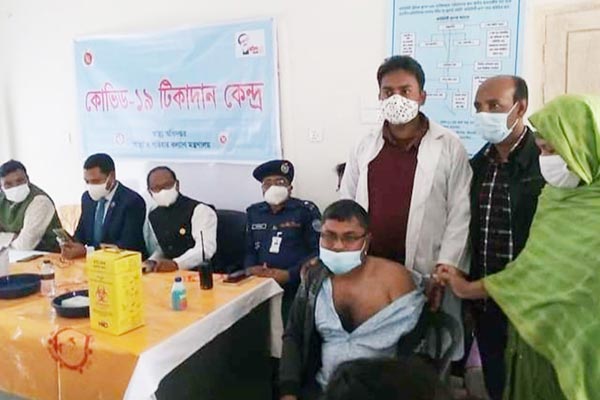 লাকসামে প্রথম টিকা নিলেন পরিবার পরিকল্পনা কর্মকর্তা