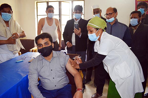 হালুয়াঘাটে প্রথম করোনার টিকা নিলেন ইউএনও