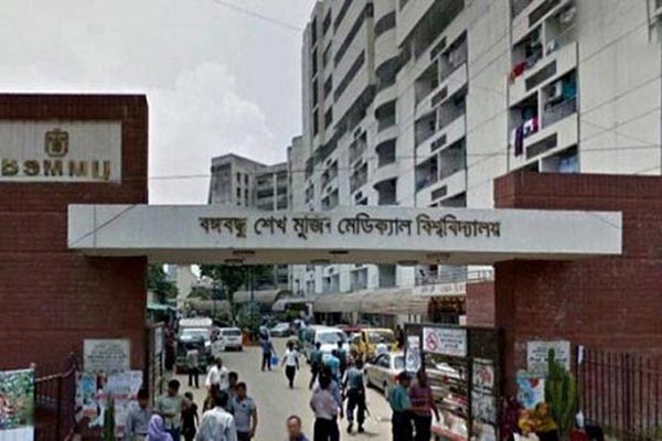 বিএসএমএমইউতে করোনার টিকা নিলেন ৫৬০ জন