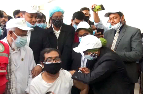 গাজীপুরে ৭টি হাসপাতালে একযোগে শুরু হল কোভিড টিকাদান