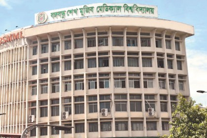 সুপ্রিম কোর্টের তিন বিচারপতি টিকা নিলেন

