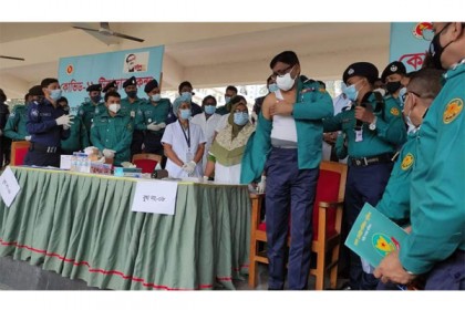 করোনার টিকা নিলেন ডিএমপি কমিশনার